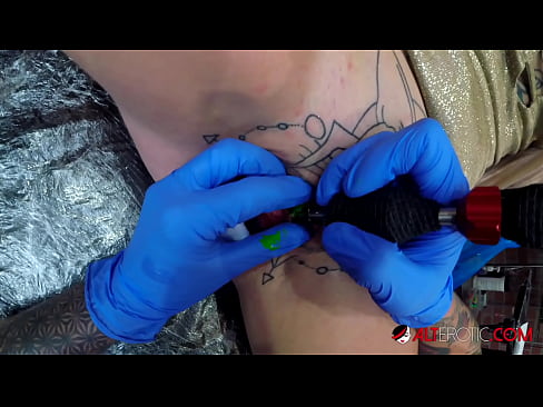 ❤️ Uiters getatoeëerde hottie Sully Savage het 'n tatoeëermerk op haar klitoris gekry Porno op af.com-porn-kai.ru ️❤
